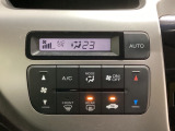セレクトレバーの左側にオートエアコンがついてますので、お好みの温度をセットするだけで風の強さや風量を自動で調整します。スイッチも簡単操作で快適に過ごせます。
