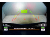 後方の視認性を高めるリアビューカメラを装備。ガイドラインはステアリングの動きと連動しますのでよりスムーズな車庫入れが行えます。