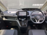 前席全体の内装となっております。車内もお洒落で高級感もありドライブも楽しくなります♪