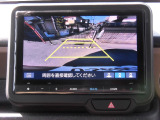 リバース時にはリアカメラにより後方の確認も可能です。「ノーマル・ワイド・トップダウンビュー」の3つから状況に合わせて切り替え可能です。