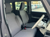 【フロントシート】高めのヒップポイントで見晴らしが良く、運転もしやすいですよ◎運転席アームレストがついているので長距離運転時の疲労軽減になりますよ◎
