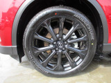 純正の20インチアルミホイールです。大きさ、デザインとも大迫力です。