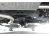車両後方からの下回りです。マフラー防錆塗装や下回り防錆施工等も可能でございます。