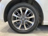 アルミホイール付!鉄ホイールと違って軽いので燃費にも影響してきます。ガソリンの高騰に少しは貢献します!デザインもさり気なく、スタイリッシュな感じとなっています。
