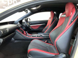 F SPORT専用本革スポーツシート。スポーティな内装がより一層ドライブを楽しくさせます。