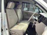 フロントシートはベンチシートです。ベンチシ―トは運転席と助手席の移動もスムーズ!狭い駐車場での乗り降りに便利です。シートの間にコンソールボックスやドリンクホルダーがないため、車内空間も広く感じます