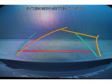 後方の視認性を高めるリアビューカメラを搭載。ガイドラインはステアリングの動きと連動しますのでよりスムーズな車庫入れが行えます。