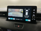 リバースギアに入れるだけで後方の表示へ切り替わります。夜間や雨の日の駐車も楽になりますよ。