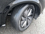 純正アルミホイールです。スチールホイールよりも軽いので燃費も向上します。タイヤの残り溝は御来店時にご確認下さい。