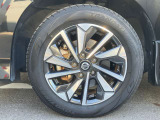 スタイリッシュな専用純正アルミホイール装備。