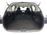 セカンドシートを倒した状態です。セカンドシートは独立可倒、荷物に合わせてラゲッジスペースをアレンジできます。