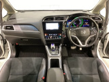 車内は光触媒抗菌消臭施工済です。スタイリッシュなデザインでスポーティなインパネ周りを演出します。グローブボックスやカップホルダーのほかにトレーなどたくさんの収納スペースが付いています。
