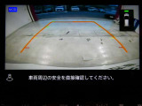 ギアを『R』に入れた後、カメラボタンを2回押すと、ナビ画面に後方の映像を映してくれるので、駐車がし易くなります。