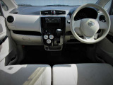 ケンウッド製CDオーディオ・マニュアルエアコン・リモコンキー等を装備する運転席まわり。