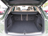 奥行きがあり容量十分なトランクスペースは後席を倒してトランクスルーも可能です
