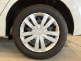 スチールホイールのスタイリッシュなホイールカバーがついています!