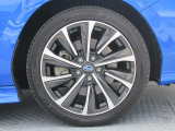 純正18インチアルミホイール。 タイヤサイズは225/45R18