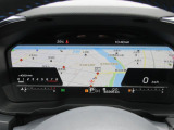 運転に必要な情報をグラフィカルに表示し、少ない視線移動で瞬時に認識できる先進的な液晶メーター。こちらはナビゲーション情報と連携する「地図画面」になります。