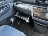 助手席下側には1つの収納があり使い勝手も良好です!