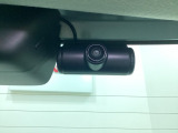 後方にもドライブレコーダーのカメラが付いています。前後両方でお車の周りを監視・記録いたします。