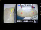 ギアを『R』に入れた後、カメラボタンを押すと、運転席から見えない左側面をナビ画面にうつしてくれるので、幅寄せや縦列駐車がし易くなります。