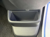 足元には便利なセンターロアボックスを設置。車内を整理しやすく、使い勝手の良さが魅力です。