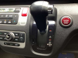 インパネシフトで操作性がいいです。足元もスッキリしています。