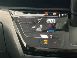 段差のないパネルスイッチのオートエアコン付きです。予め温度設定すれば後はセンサーが感知して設定温度を保ってくれますので快適なドライブが楽しめます。雨の日のガラスの曇りもなく安全な運転ができます。