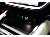 小物の収納に便利なセンタートレイには携帯等のデバイスの充電可能なUSB出力電源付です。