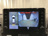 パノラミックビューモニター付きです。車両を上から見たような映像をディスプレイオーディオ画面に表示。運転席からの目視だけでは見にくい、車両周辺の状況をリアルタイムでしっかり確認できます。