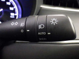 【オートライト】車外の明るさに応じて、自動的にライトの点灯・消灯をしてくれます。