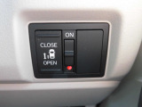 狭い駐車場や壁際でもドアをぶつける心配が少なく開けられる両側スライドドアです。助手席側は電動で、開閉操作も楽々です!