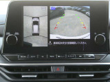 全周囲カメラで、クルマを上空から見下ろしているかのような映像を映し出します。周囲の状況がひと目でわかります!