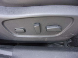 運転席パワーシート付です。お好みの高さに調整ができますね。
