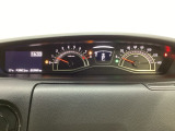 スピードメーターとタコメーターを大きく配した見やすいメーター部になっています。左側のインフォメーション画面でオドメーターや燃費などの情報を確認できます。