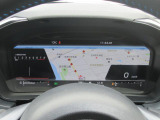 運転に必要な情報をグラフィカルに表示し、少ない視線移動で瞬時に認識できる先進的な液晶メーター。こちらはナビゲーション情報と連携する「地図画面」になります。