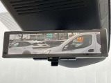 【インテリジェントルームミラー】はリアカメラが車両後方を映し出すので、いつでもクリアな後方視界を確保!夜間や悪天候の運転でも安心です♪