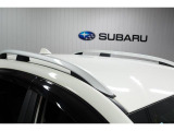 四季を通じてのレジャーや長距離ドライブなどに役立つルーフレールを装備。