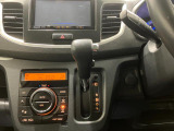【インパネシフト】シフト操作のしやすいインパネシフトです。足元が広くなりすっきりしますので、大柄な方でも快適に運転ができます。
