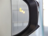ブラインドスポットモニター装備。隣車線を走る車両を検知。ドアミラーでは確認しにくい後、側方エリアに存在する車両や急接近してくる車両も検知しドアミラーに搭載されたLEDインジケーターが点灯します。