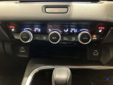 プラズマクラスター搭載フルオートエアコンディショナーとなっております。運転席と助手席でそれぞれで温度設定ができますので、快適にドライブをすることができます。