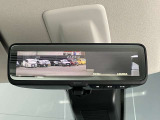車両後方のカメラ映像をミラー面に投影します。社内の状況や天候に左右されずいつでもクリアな後方視界が得られます。