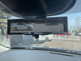 スマートルームミラー。車両後方のカメラ映像をミラー面に映し出して、いつでもクリアな後方視界を確保します。