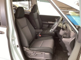 フロント広々、セパレートシートの運転席は、ハイトアジャスターが付いているので、快適にドライブができます。ハンドルはテレスコピック機能で、ハンドル位置を上・下・手前・奥に調節できます。