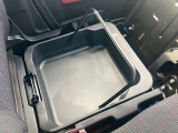 助手席側の座席下には車検証などの小物を入れて頂けるスペースを設置。さらに取っ手が付いているので、そのまま取り出して使う事も可能です。