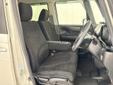 乗降がしやすい運転席。高さが調節できて小柄な方でも運転しやすいポジションをとることができます。