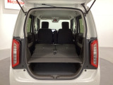 リアシートの背もたれを倒してさらに広々としたトランクスペースになります。段差も少なく荷物の出し入れもしやすくなっています。