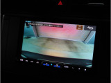 バックカメラの映像です。シフトレバーを「R」に入れると自動的にナビの画面が切り替わります。人や障害物なども確認でき、まっすぐ止めるためのガイドラインも表示されるので安心して車庫入れができます。