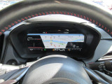 運転に必要な情報をグラフィカルに表示し、少ない視線移動で瞬時に認識できる先進的な液晶メーター。こちらはナビゲーション情報と連携する「地図画面」になります。