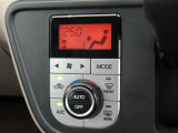 ★エアコンはオートタイプが装着済みです!オートモードにしておけば、車内温度を設定するだけで風の料や吹き出し口の切り替えを機械が行ってくれます!一年中快適な環境を作れますよ♪
